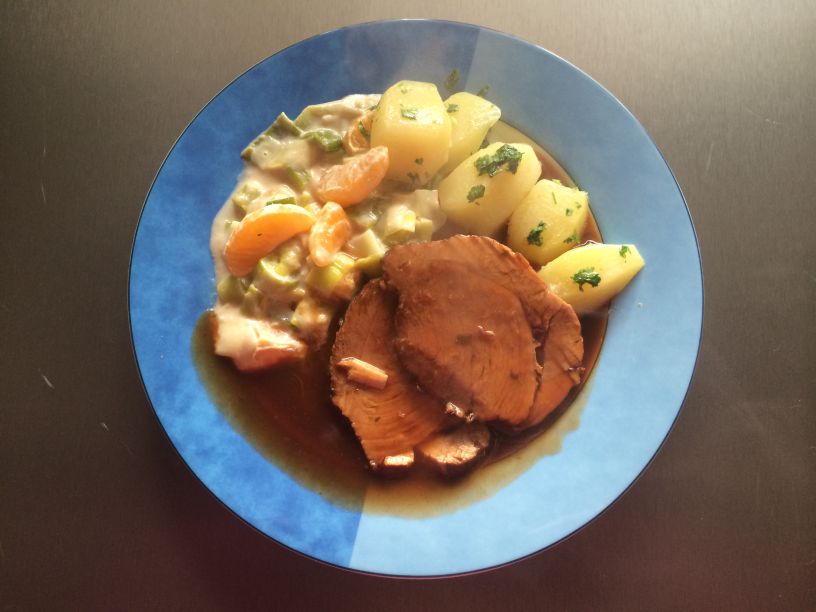 Schweinebraten mit Kartoffeln und Lauchgemüse