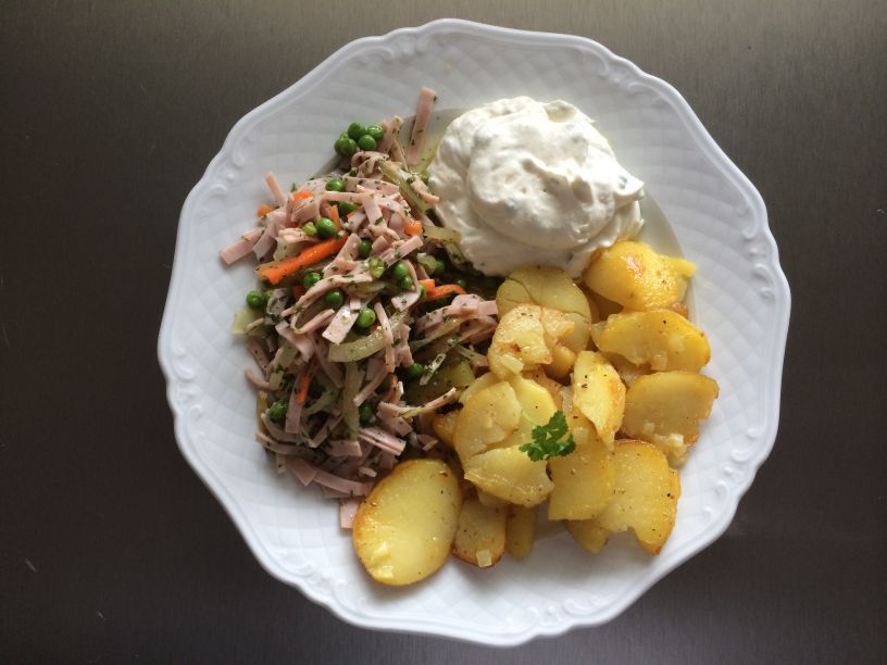 Wurstsalat mit Bratkartoffeln und Quarkdip und eine Quarktorte