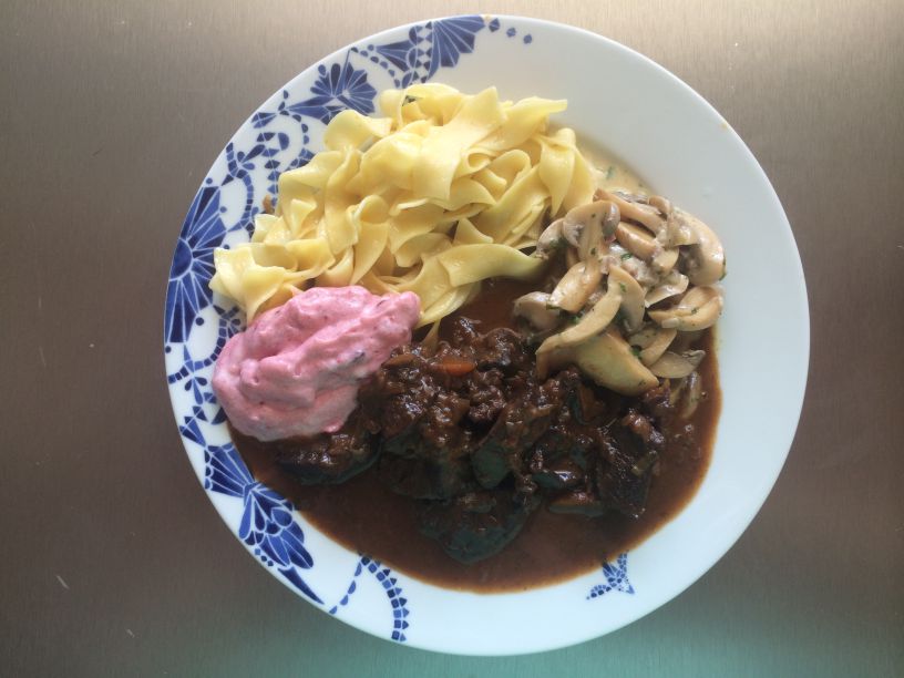 Hirsch Ragout mit Champignons und Nudeln