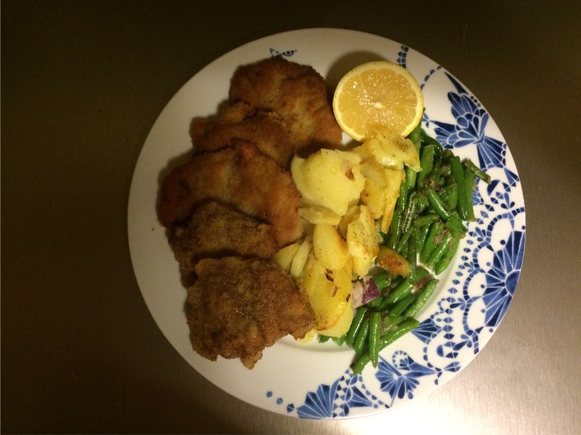 Kalbsschnitzel mit Bratkartoffeln und Bohnen