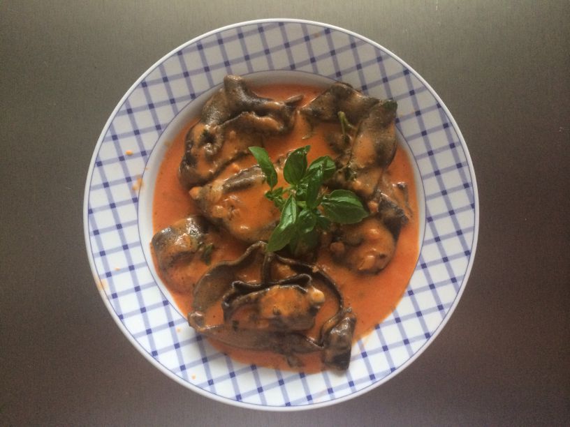 Lachs Tortellini auf Tomaten Basilikum Soße