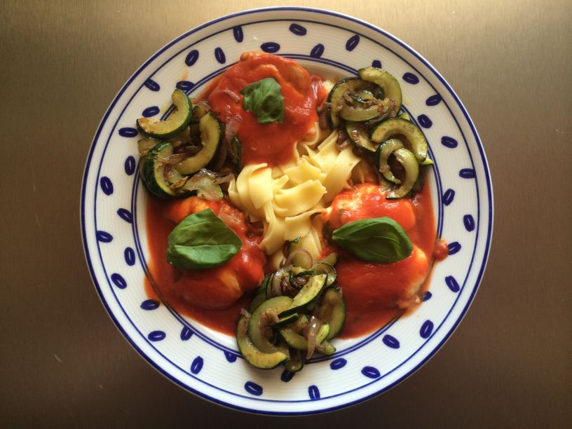 Scaloppina Milanese mit Zucchinigemüse und Nudeln