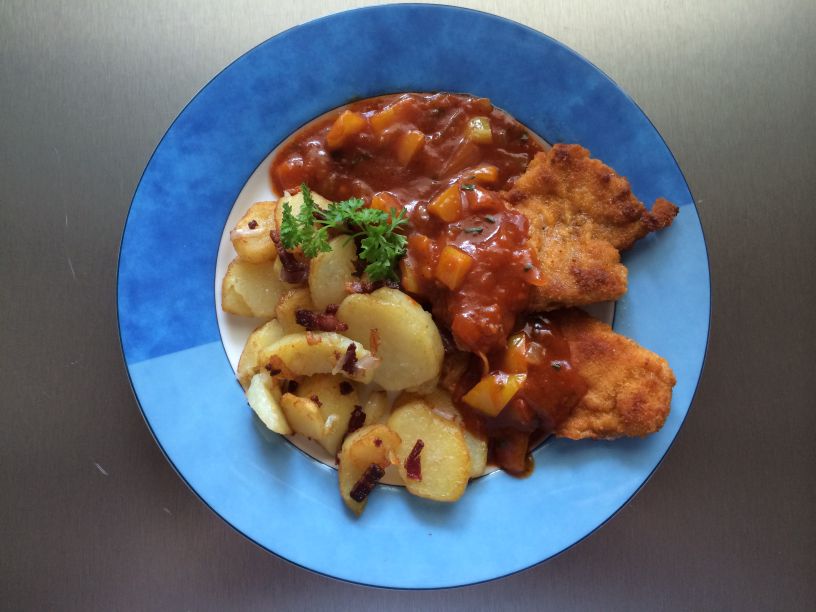 Teller Schnitzel Zigeunersoße