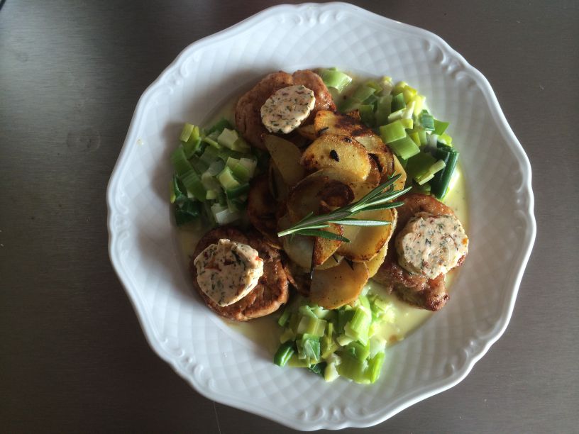 Schweinefilet mit Kräuterbutter und Rosmarin Kartoffeln