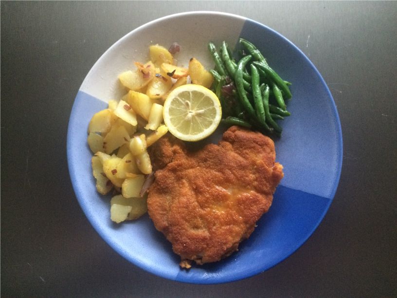 Schweinekotelett mit Bratkartoffeln und Bohnen