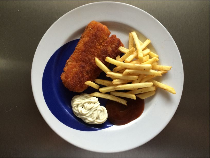 Paniertes Seelachsfilet mit Pommes Frites