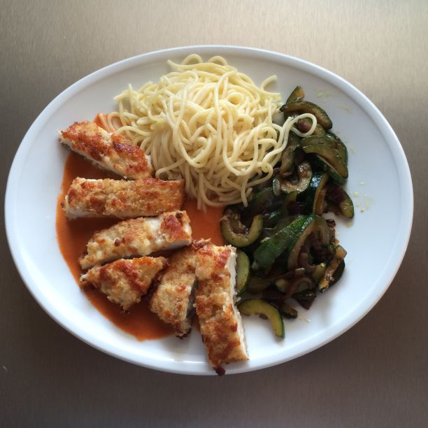 Schnitzel in Mozarellakruste mit Spagetti und Zuchini