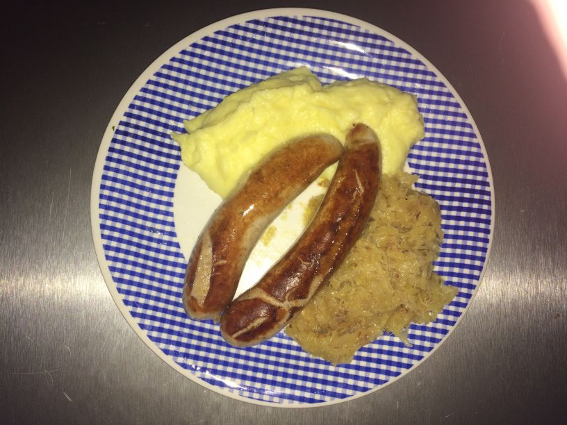 Teller Bratkartoffeln und Sauerkraut