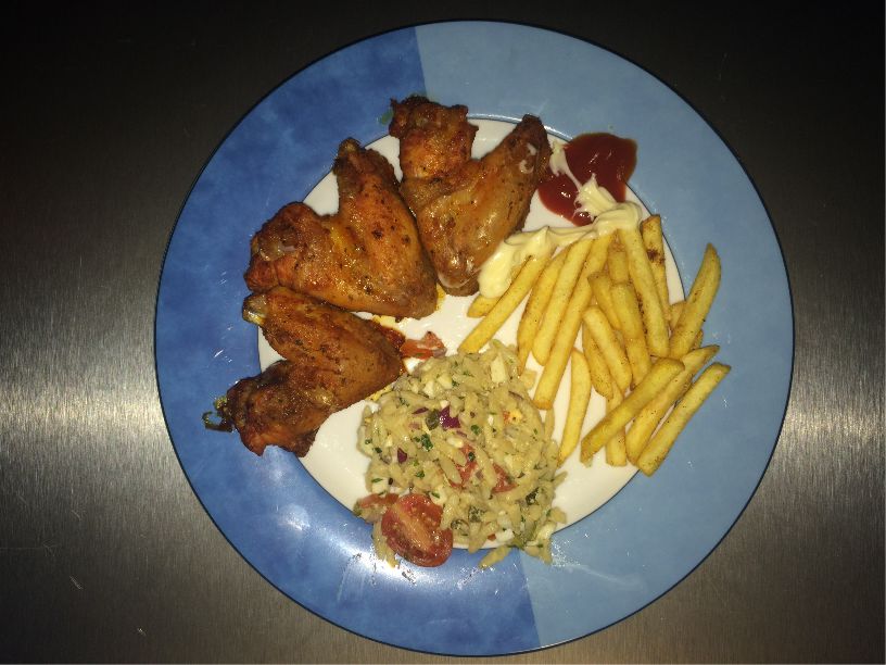 Teller Chicken Wings griechicher Reisnudelsalat