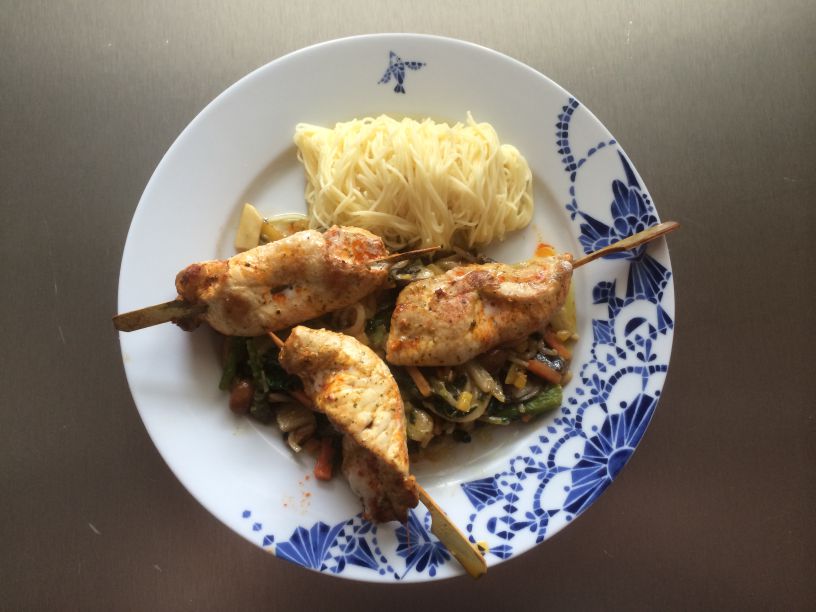 Spieße vom Huhn auf Asia Gemüse und Fadennudeln
