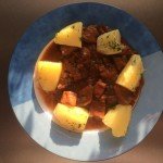 Teller Gulasch mit Kartoffeln