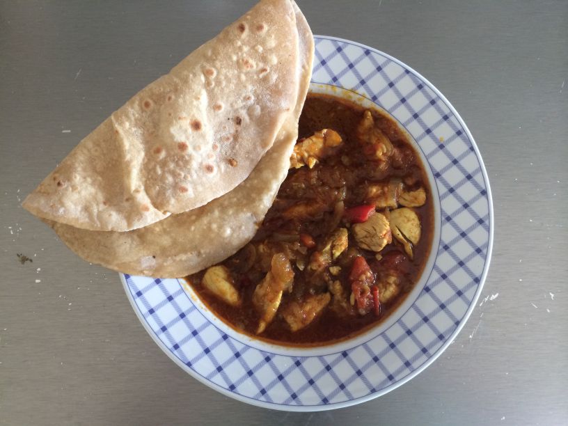 Teller Hähnchencurry mi Fladenbrot