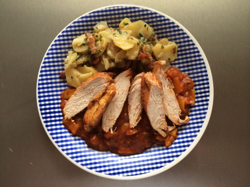 Hähnchenstreifen auf Zigeunersoße und Kartoffelsalat