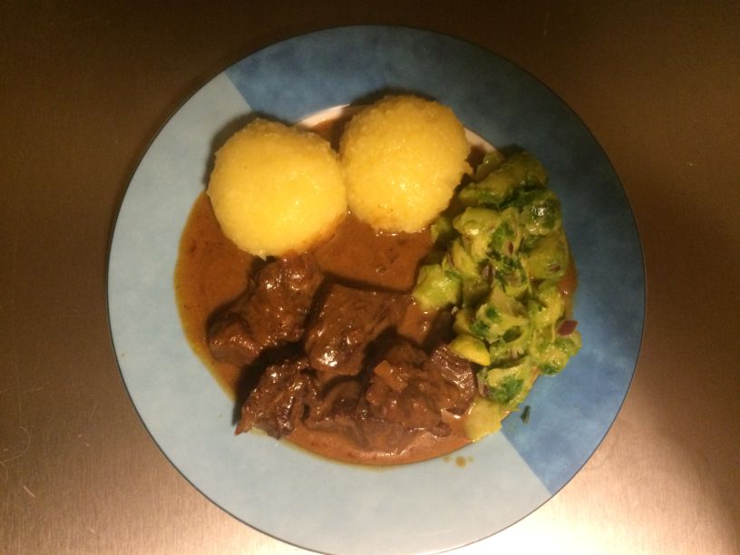 Hirsch Gulasch mit Klößen und Rosenkohlgemüse