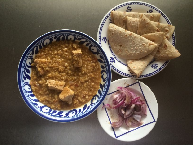 Teller Indische Linsen mit Fladenbrot