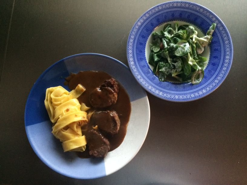 Teller Kalbsfilet Nudeln Feldsalat