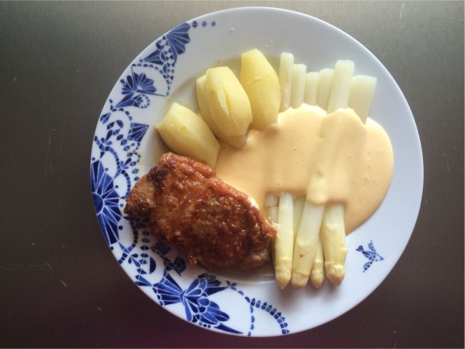 Teller Kalbsrückensteak mit Stangenspargel und Kartoffeln