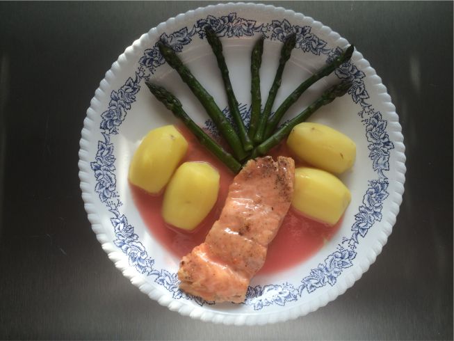 Teller Lachs mit roter Buttersoße