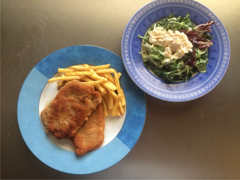 Putenschnitzel mit Pommes Frites und Salat