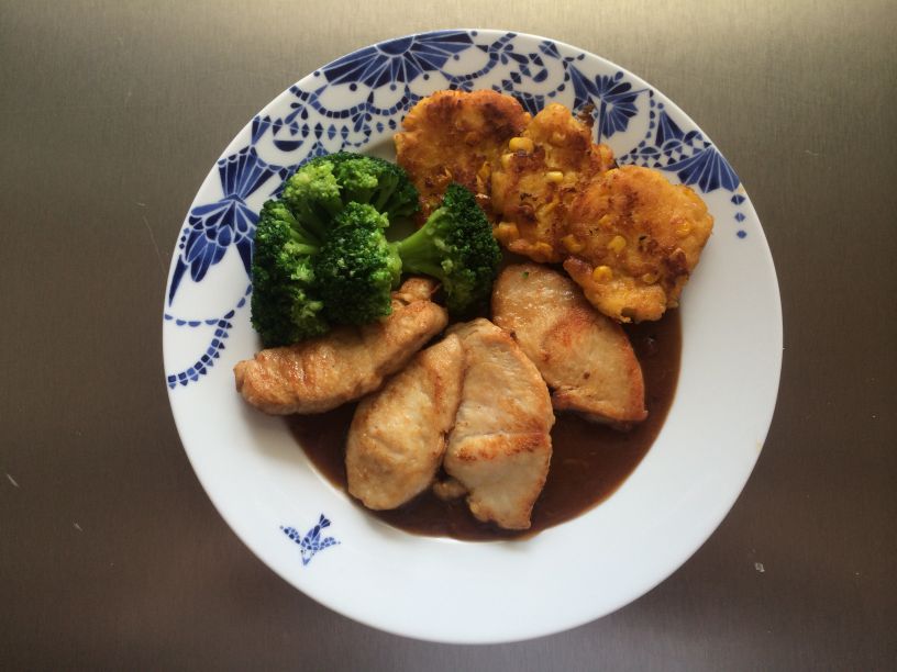 Teller Putensteak mit Maisplätzchen