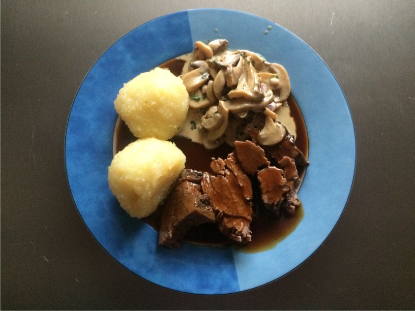 Teller Rinderbraten mit Klößen und Champignons