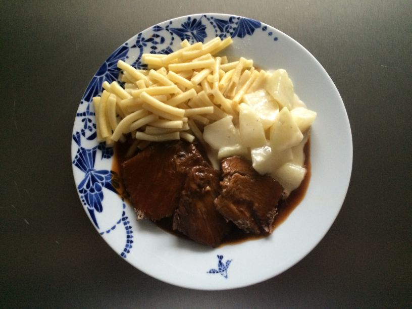 Teller Rinderbraten mit Nudeln und Kohlrabi