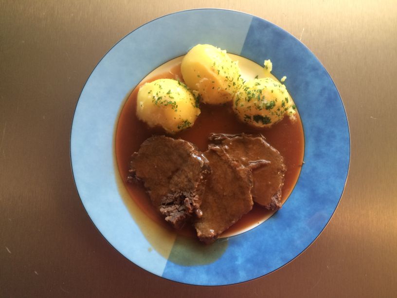 Teller Sauerbraten Kartoffeln