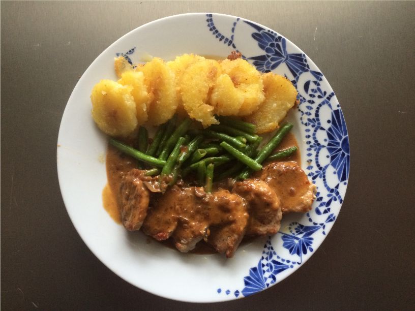 Teller Schweinefiletmedallions Klösse und Bohnen