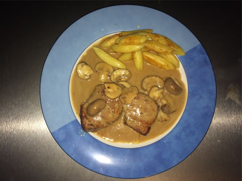 Teller Schweinefilet in Champignonsauce mit Schupfnudeln