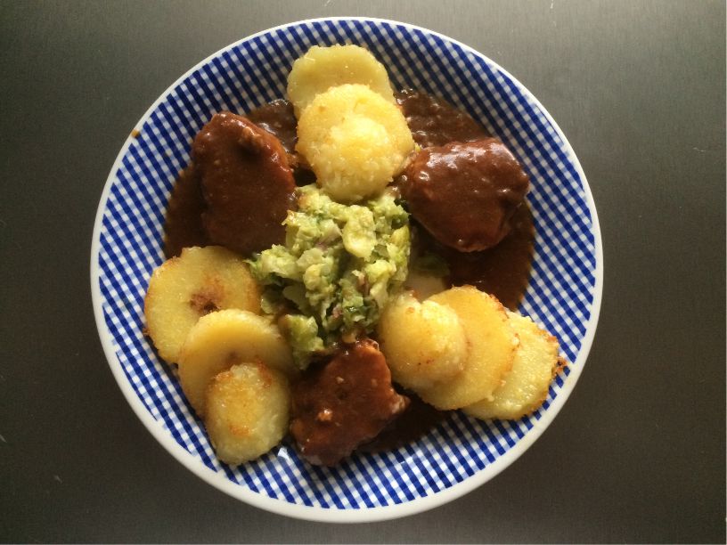 Teller Schweinefilet mit Sosse und Bratkloß