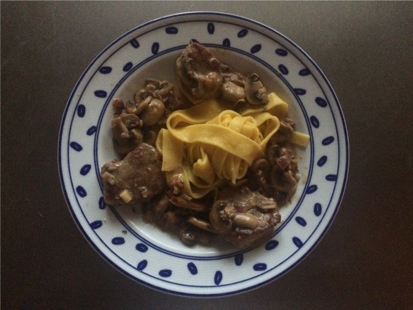 Teller Schweinemedallions mit Champignons und Bandnudeln