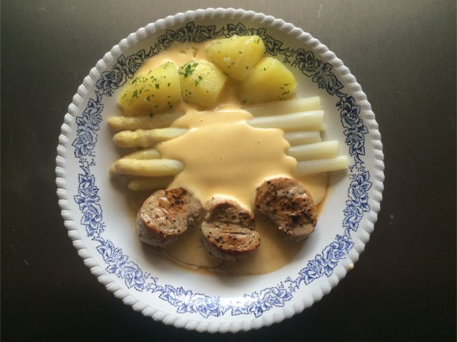 Teller Stangen Spargel mit Schweinefilet