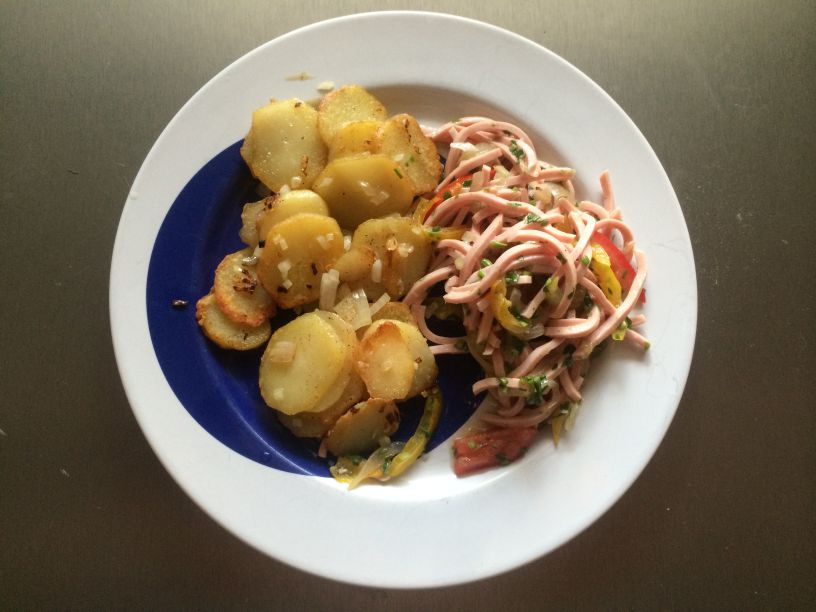 Teller Wurstsalat Bratkartoffeln