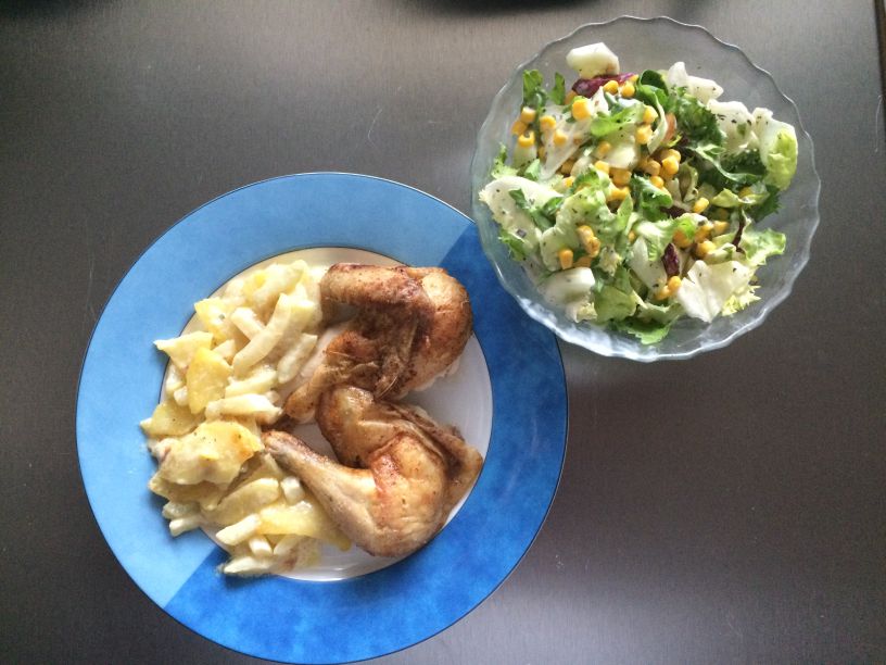 gebratenes Huhn mit Kartoffelgemüse und Salat