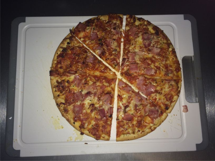 Teller mit Pizza