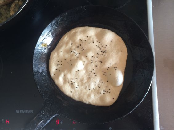 Indischer Spinat mit Naan und Hähnchen